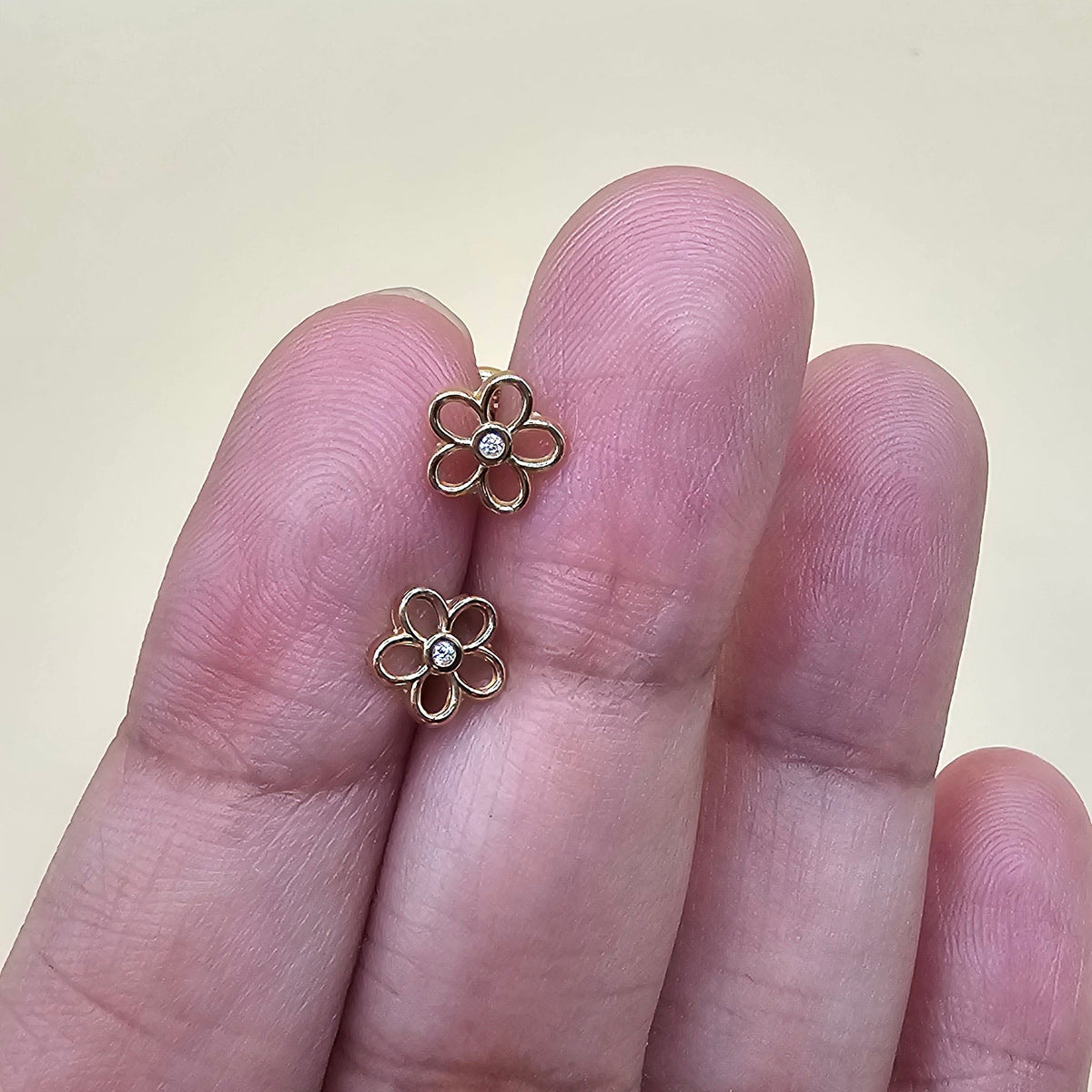 18K Solid Gold Flower Cubic Zirconia Ear Studs